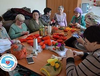 Новини - Підопічні БФ “Інна” шили серця на занятті по арт-терапії | Фонд Інна - Благодійний фонд допомоги онкохворим