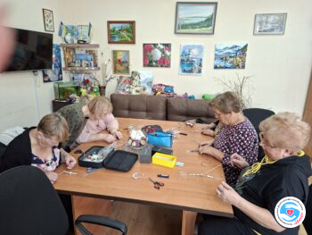 Новини - Арт-терапія. Майстрували браслети Шамбала | Фонд Інна