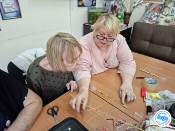 Новини - Арт-терапія. Майстрували браслети Шамбала | Фонд Інна
