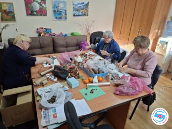 Новости - Арт-терапия: ёжики из природного материала | Фонд Инна